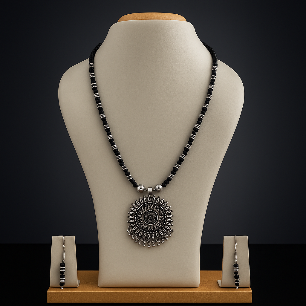 Black beads single pendant set